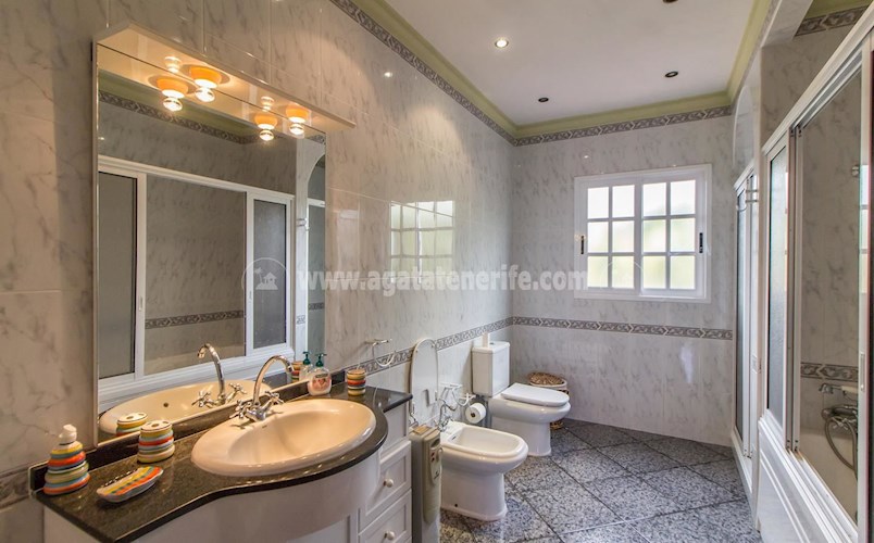 6 bed villa for sale in Icod de Los Vinos