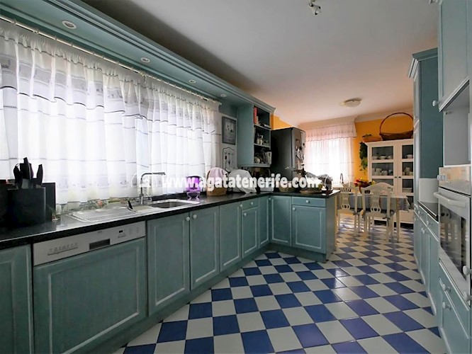 6 bed villa for sale in Puerto de La Cruz