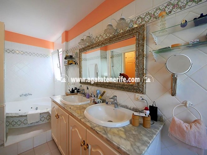 6 bed villa for sale in Puerto de La Cruz