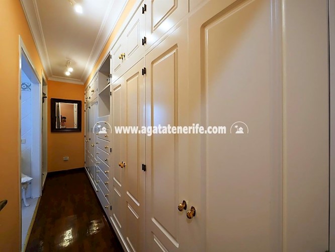 6 bed villa for sale in Puerto de La Cruz