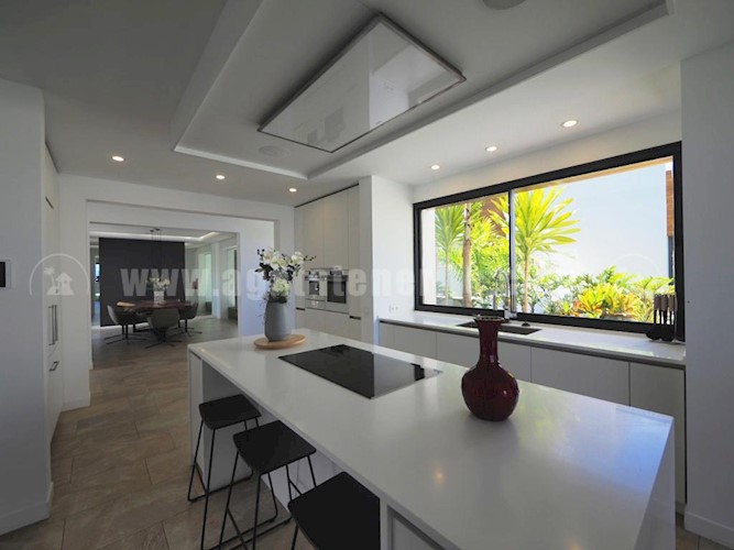 6 bed villa for sale in Costa Adeje