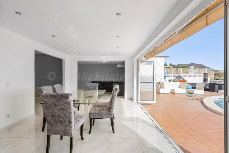 5 bed villa for sale in Chayofa