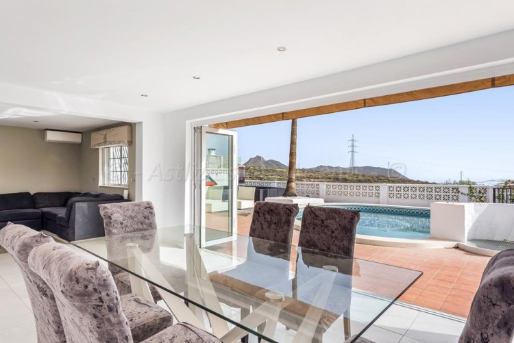 5 bed villa for sale in Chayofa