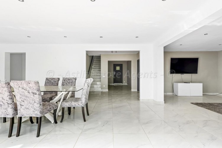 5 bed villa for sale in Chayofa