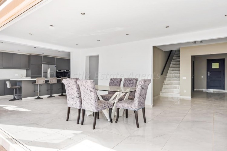 5 bed villa for sale in Chayofa