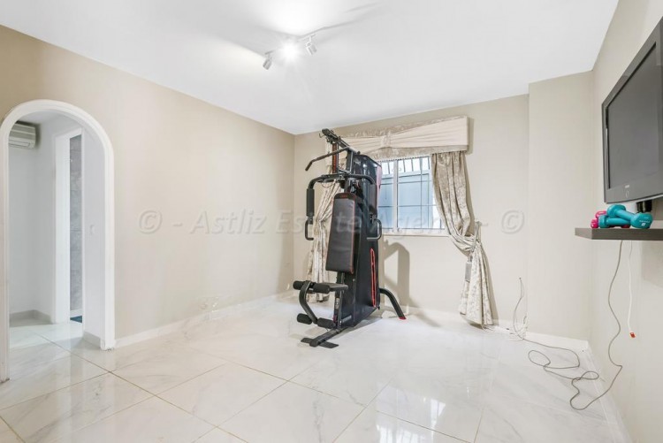 5 bed villa for sale in Chayofa