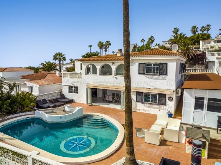 5 bed villa for sale in Chayofa