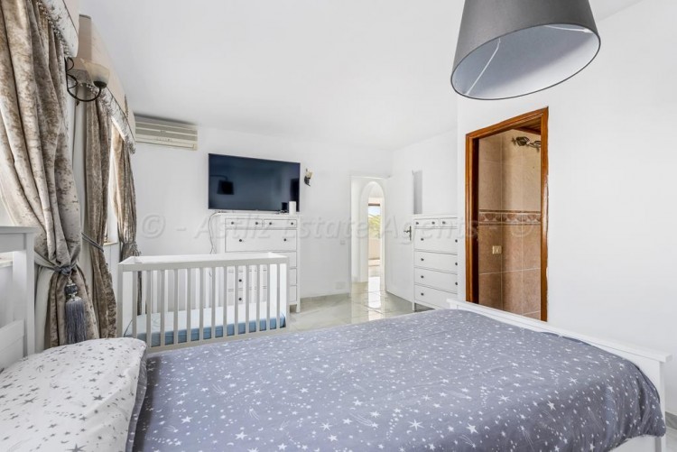 5 bed villa for sale in Chayofa