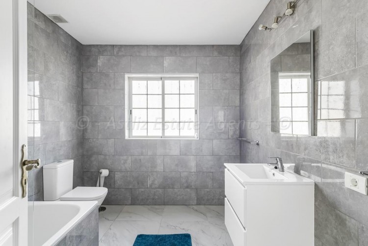 5 bed villa for sale in Chayofa