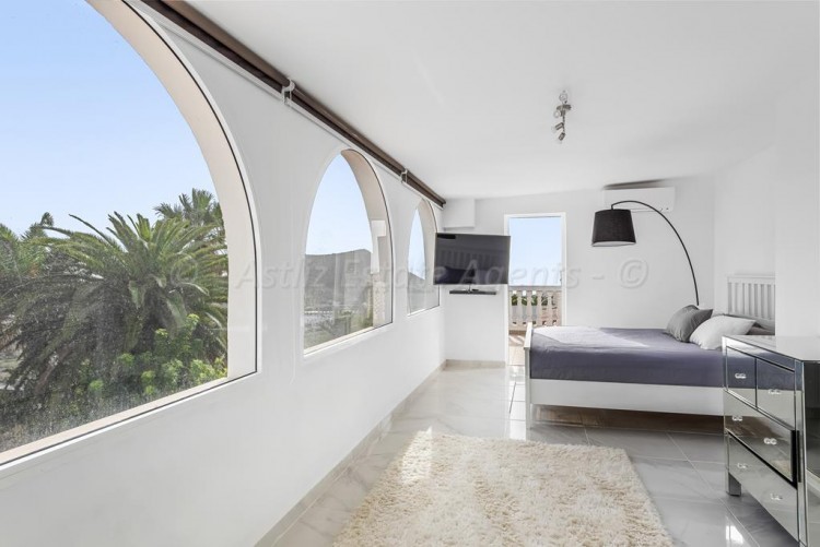 5 bed villa for sale in Chayofa