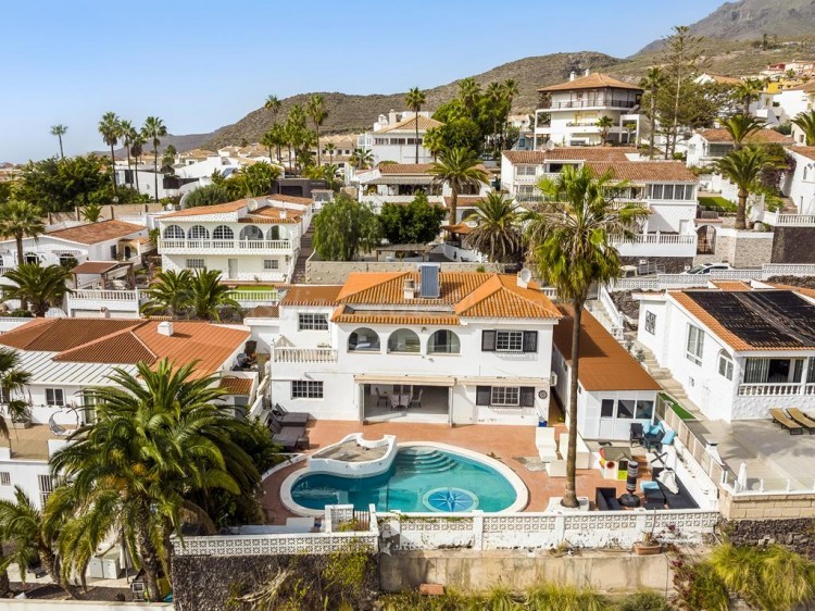 5 bed villa for sale in Chayofa