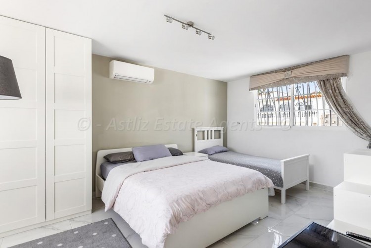 5 bed villa for sale in Chayofa