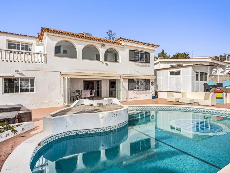 5 bed villa for sale in Chayofa