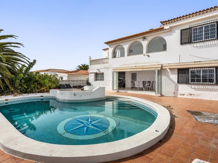 5 bed villa for sale in Chayofa