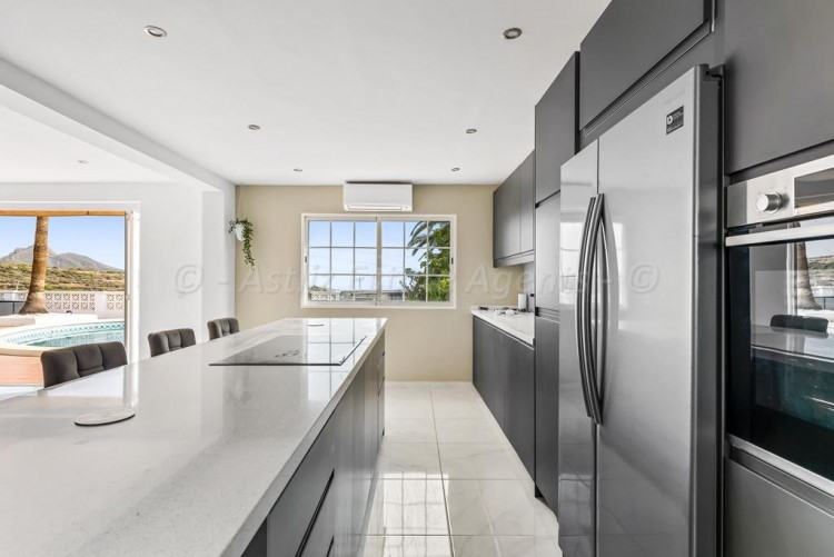 5 bed villa for sale in Chayofa