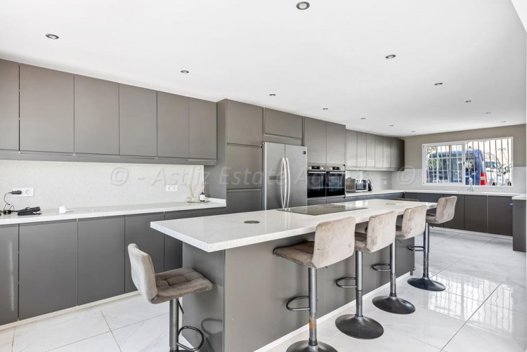 5 bed villa for sale in Chayofa