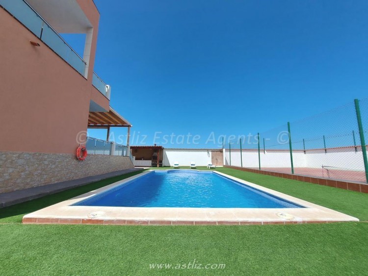 4 bed villa for sale in Playa Paraiso