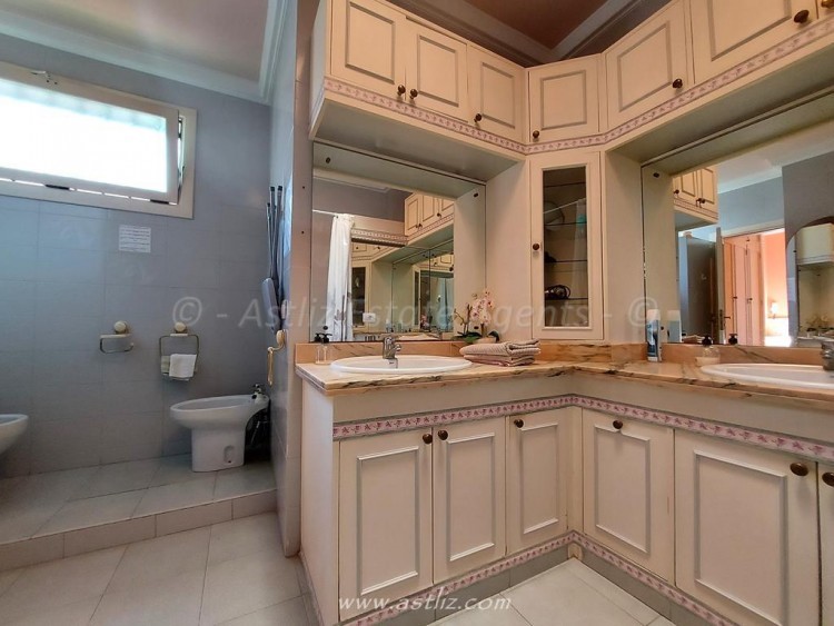 5 bed villa for sale in Los Gigantes