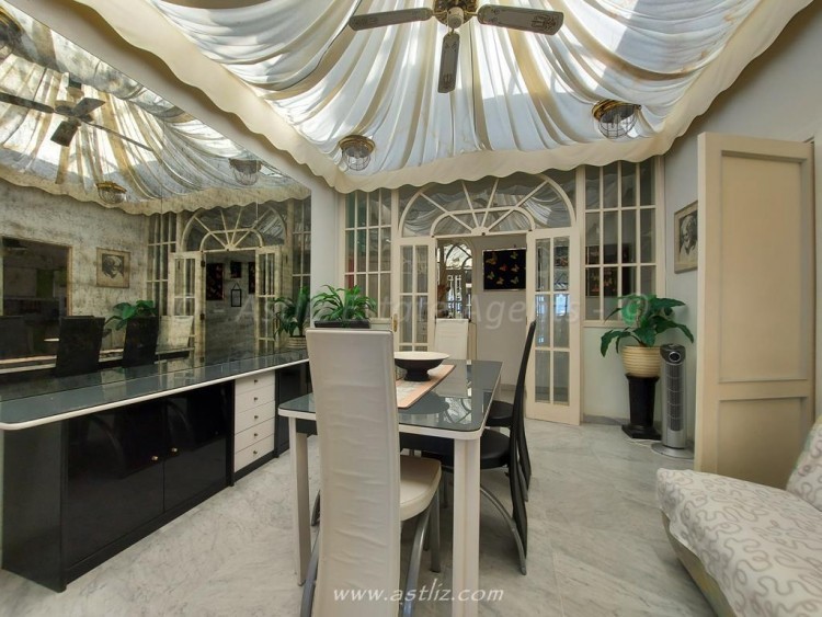 5 bed villa for sale in Los Gigantes