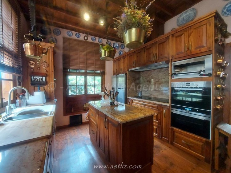 6 bed villa for sale in Icod de Los Vinos