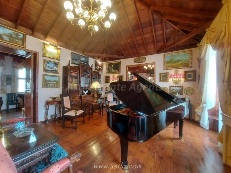 6 bed villa for sale in Icod de Los Vinos