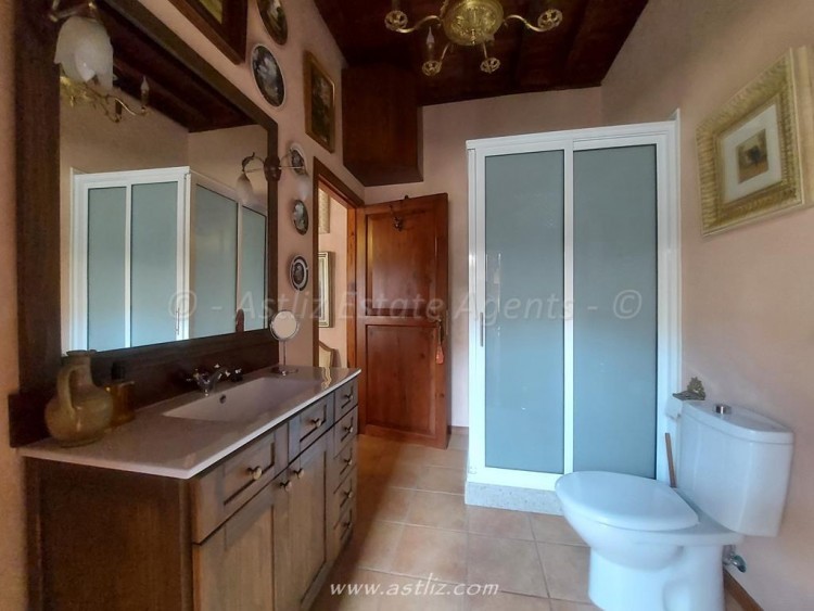 6 bed villa for sale in Icod de Los Vinos