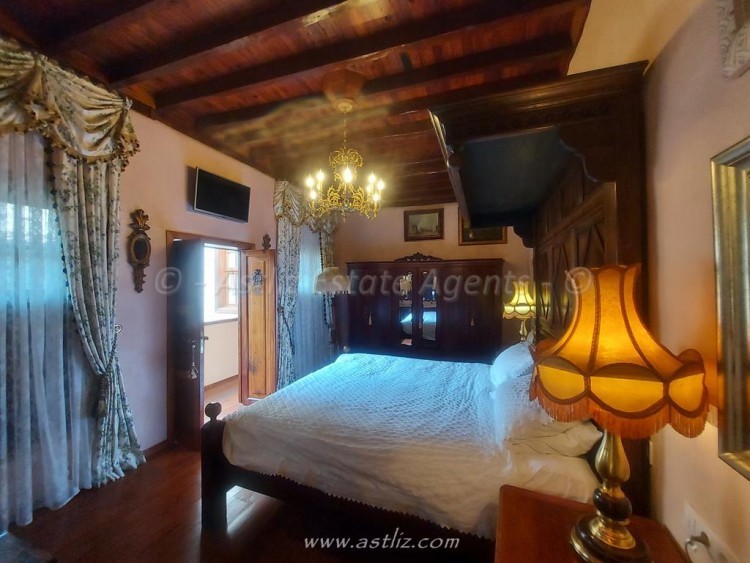 6 bed villa for sale in Icod de Los Vinos