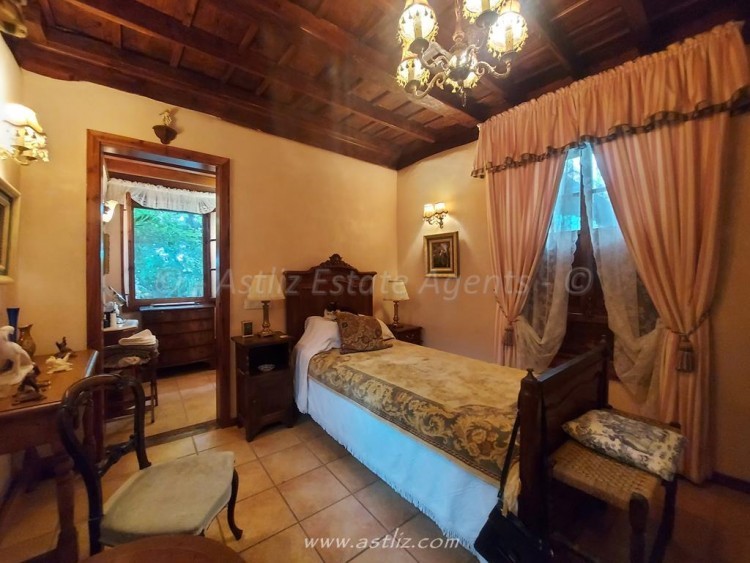 6 bed villa for sale in Icod de Los Vinos