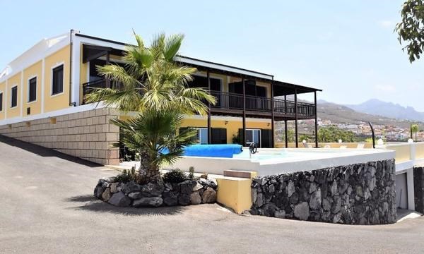 6 bed villa for sale in Los Menores