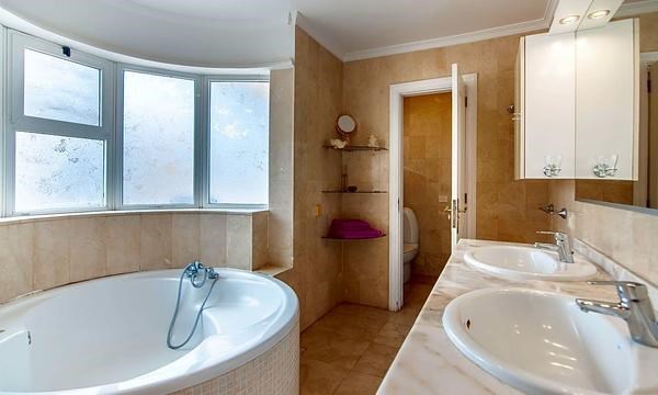 5 bed villa for sale in Callao Salvaje