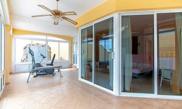 5 bed villa for sale in Callao Salvaje