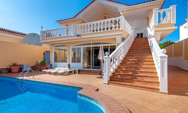 5 bed villa for sale in Callao Salvaje