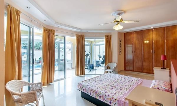 5 bed villa for sale in Callao Salvaje