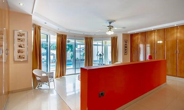 5 bed villa for sale in Callao Salvaje