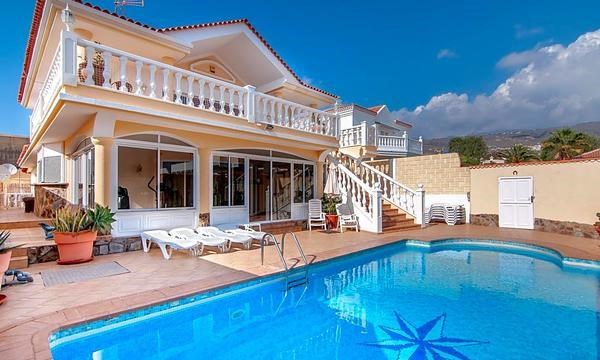 5 bed villa for sale in Callao Salvaje