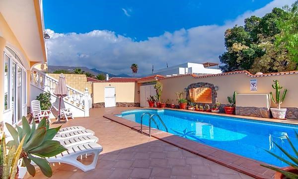 5 bed villa for sale in Callao Salvaje