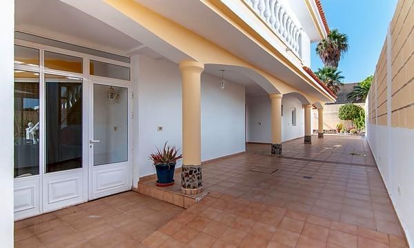 5 bed villa for sale in Callao Salvaje