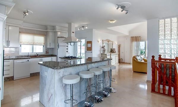 5 bed villa for sale in Callao Salvaje