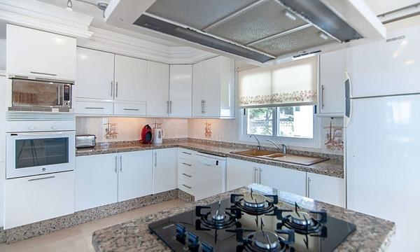 5 bed villa for sale in Callao Salvaje