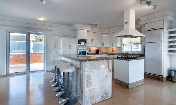 5 bed villa for sale in Callao Salvaje