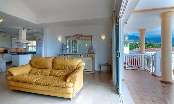 5 bed villa for sale in Callao Salvaje