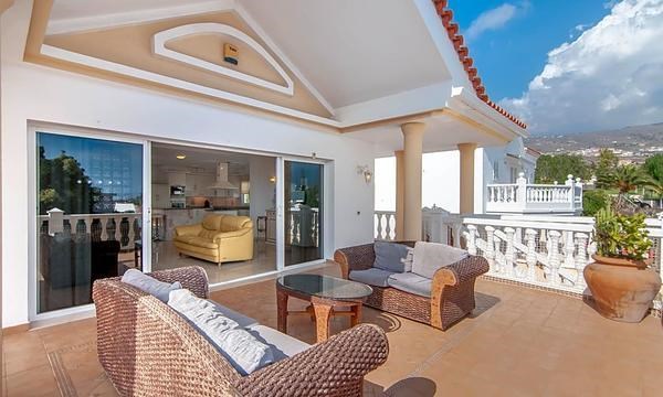 5 bed villa for sale in Callao Salvaje