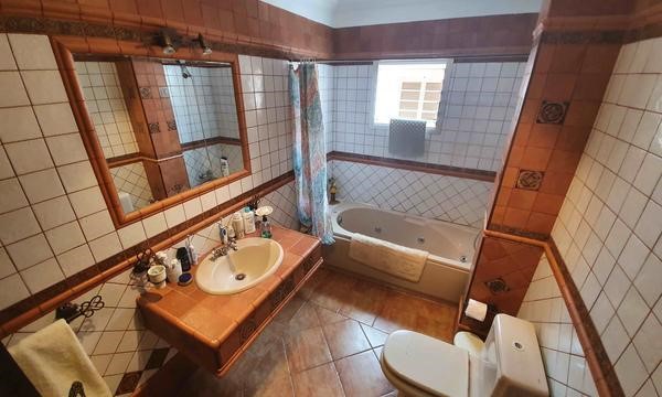 7 bed townhouse for sale in Callao Salvaje