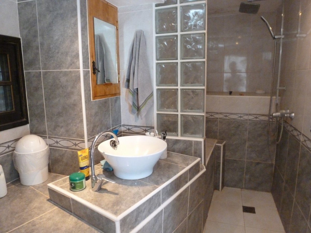 3 bed house for sale in Atogo