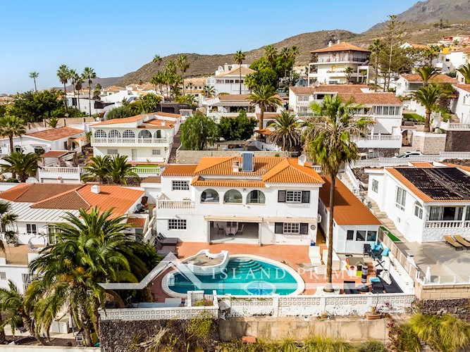 7 bed villa for sale in Chayofa