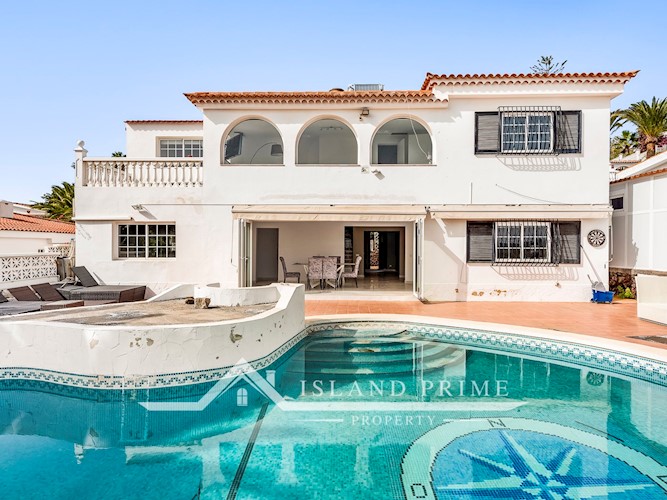 7 bed villa for sale in Chayofa