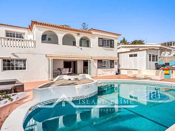 7 bed villa for sale in Chayofa