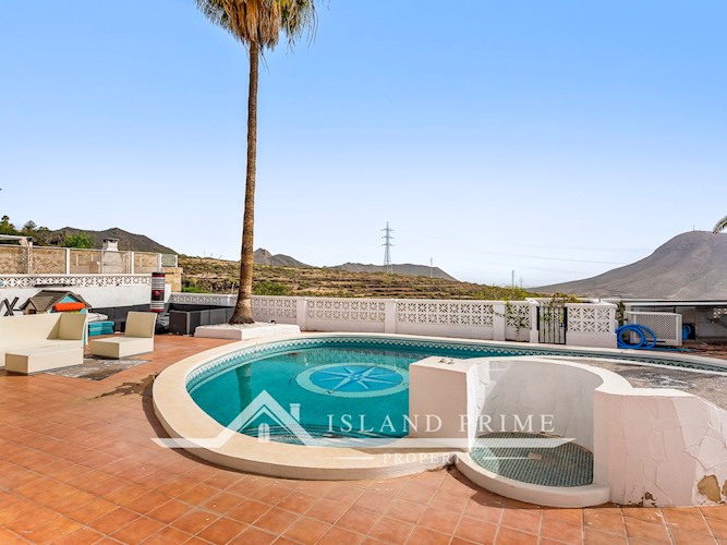 7 bed villa for sale in Chayofa