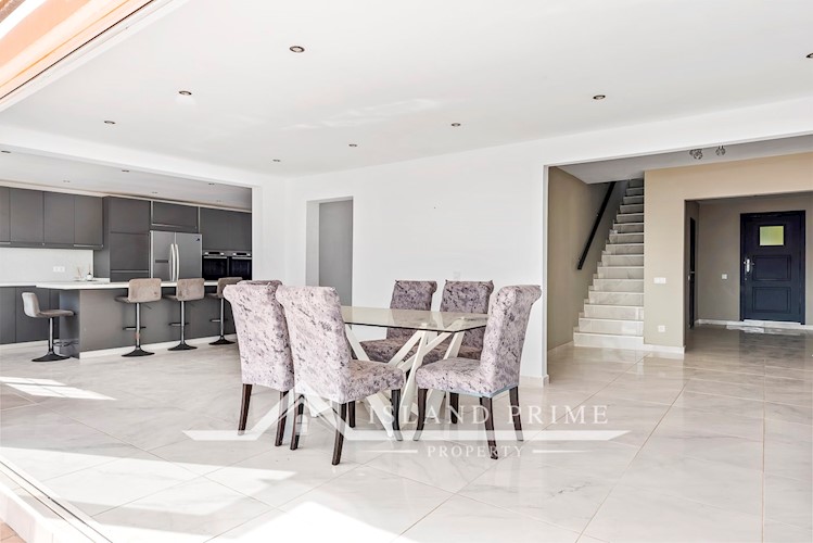 7 bed villa for sale in Chayofa