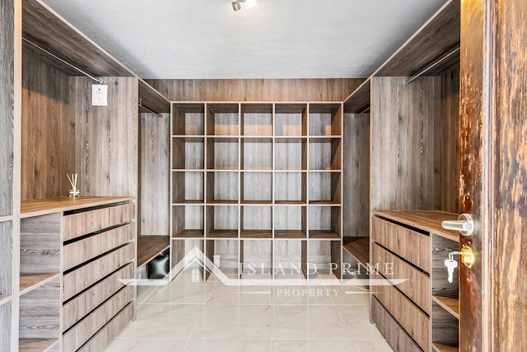 7 bed villa for sale in Chayofa